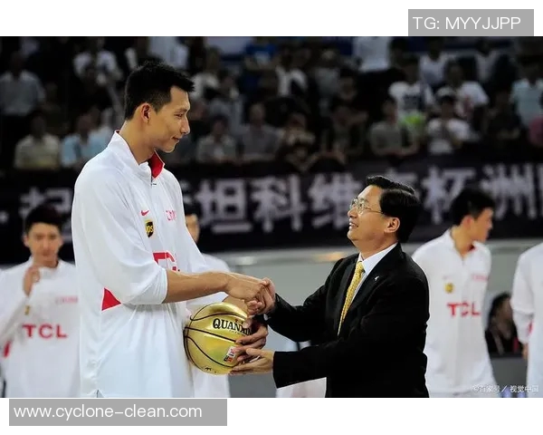 易建联首秀砍下30分，带领广东宏远大胜北控，登顶CBA联赛积分榜